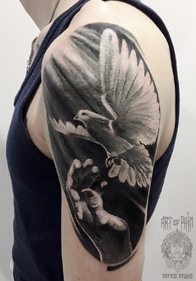 Татуировка мужская реализм на плече голубь – Мастер тату: 