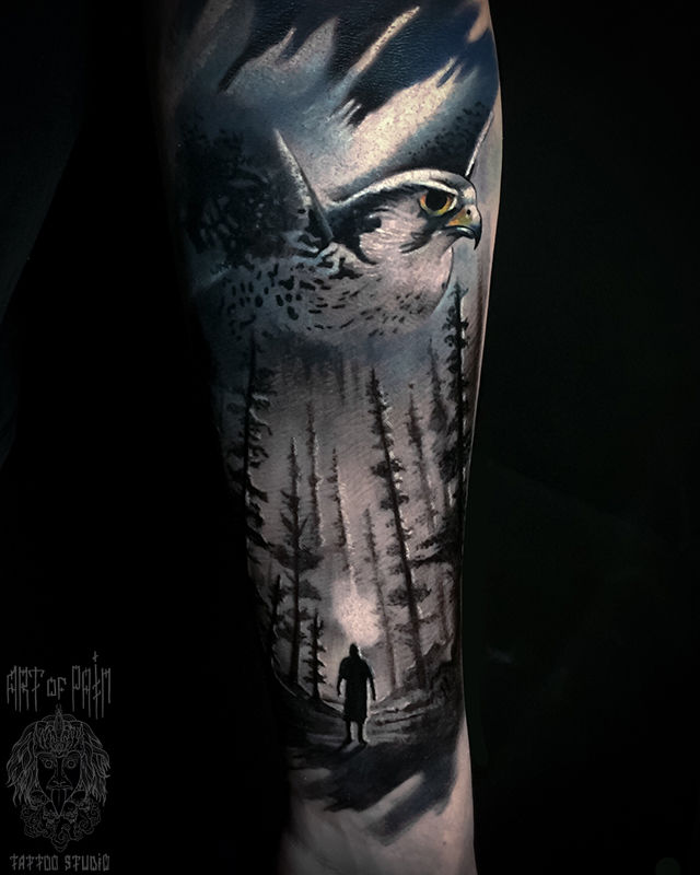 Татуировка мужская реализм на предплечье сокол и человек в лесу – Мастер тату: Анастасия Юсупова