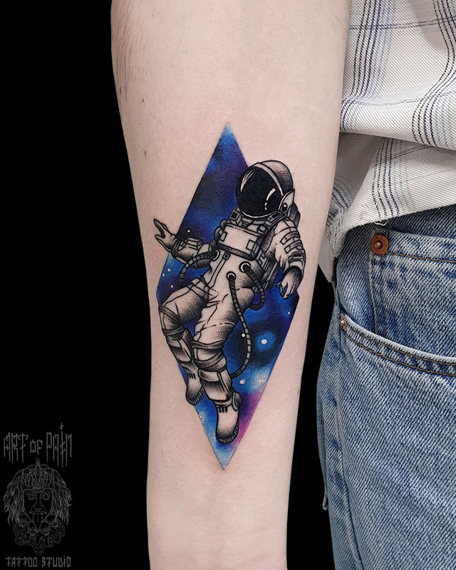 Татуировка мужская графика и акварель на предплечье космонавт – Мастер тату: 