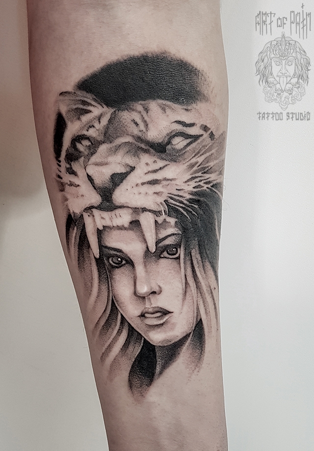 Татуировка мужская black&grey на предплечье девушка в шкуре тигра – Мастер тату: 