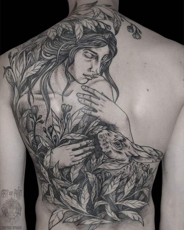 Татуировка мужская графика на спине девушка и заяц – Мастер тату: Надежда Полякова