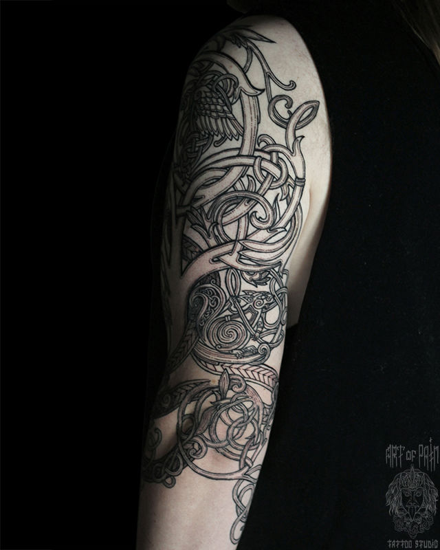 Татуировка мужская кельтика на плече дерево – Мастер тату: Надежда Полякова