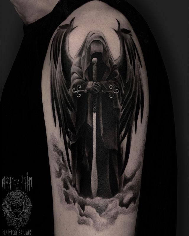 Татуировка мужская black&grey на плече черный ангел с мечом – Мастер тату: Анастасия Юсупова