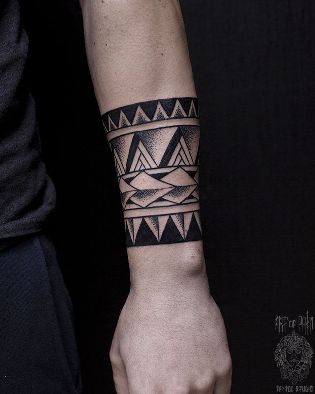 Татуировка мужская полинезия на предплечье узор в виде браслета – Мастер тату: 