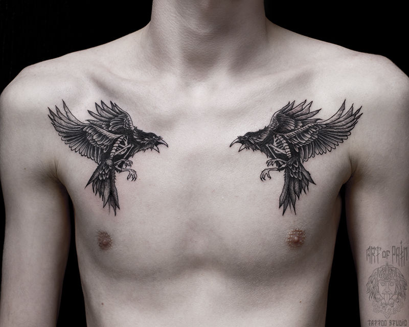 Татуировка мужская графика на груди вороны – Мастер тату: Мария Котова