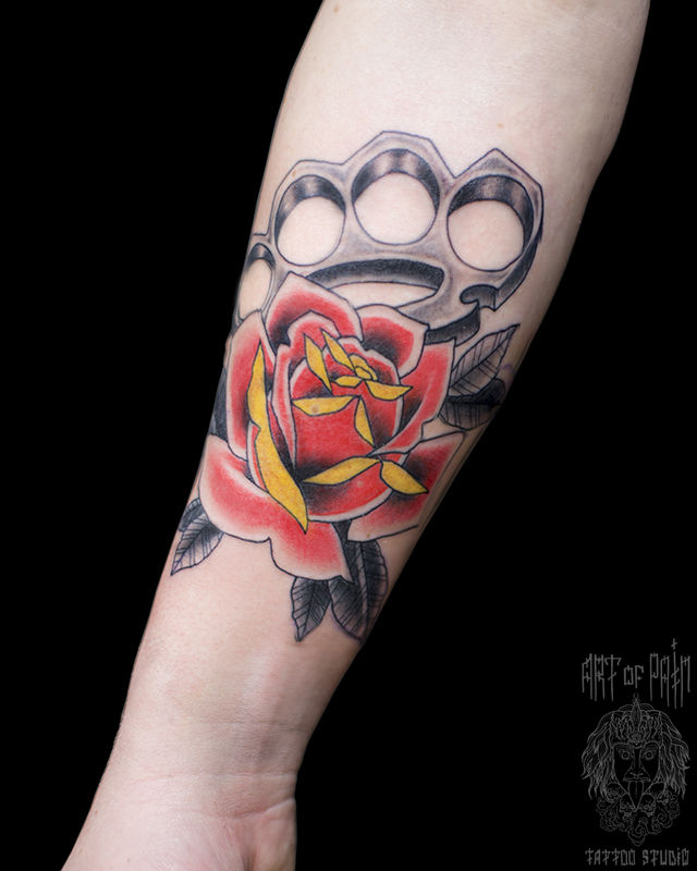 Татуировка женская олдскул на предплечье роза и кастет – Мастер тату: 