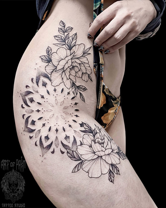 Татуировка женская графика на бедре мандала и цветы – Мастер тату: Мария Котова