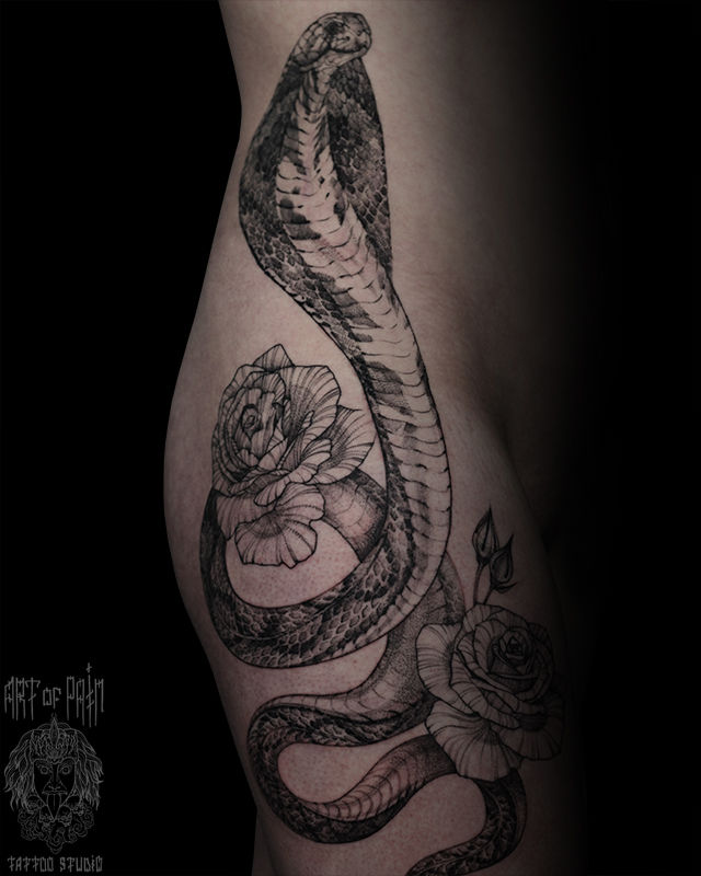 Татуировка женская графика на бедре змея – Мастер тату: Надежда Полякова