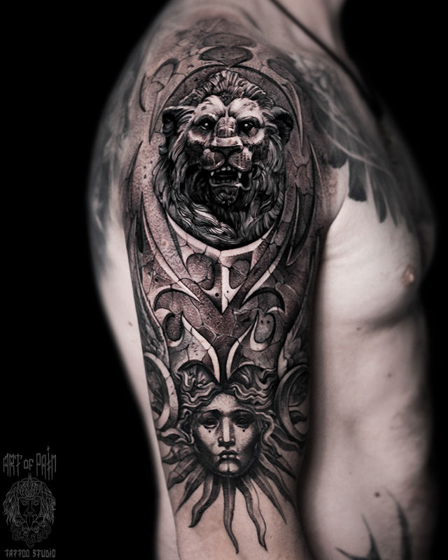 Татуировка мужская реализм на плече доспехи со львом и солнцем – Мастер тату: Слава Tech Lunatic