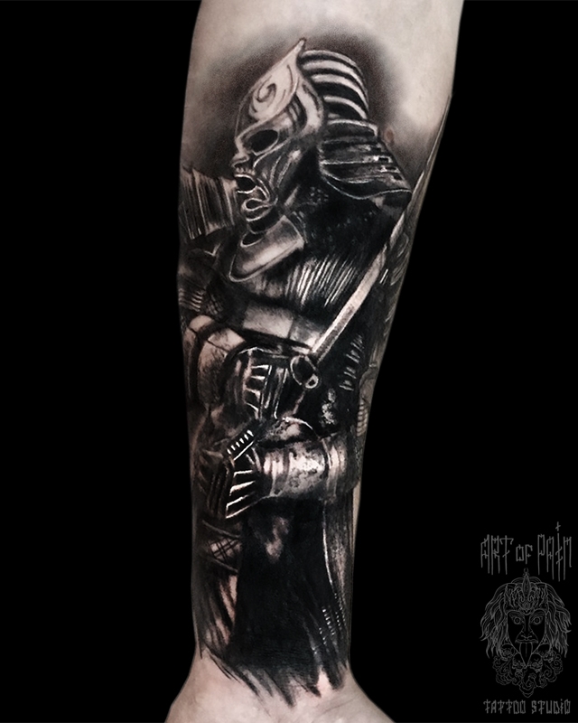 Татуировка мужская black&grey на предплечье самурай в маске – Мастер тату: 