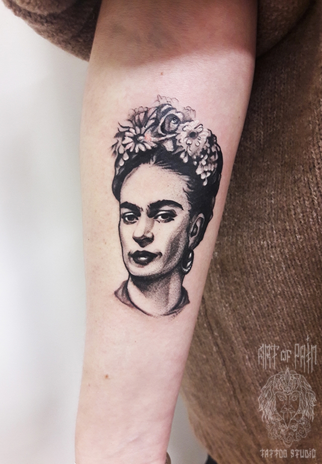 Татуировка женская black&grey на плече Фрида Кало – Мастер тату: 