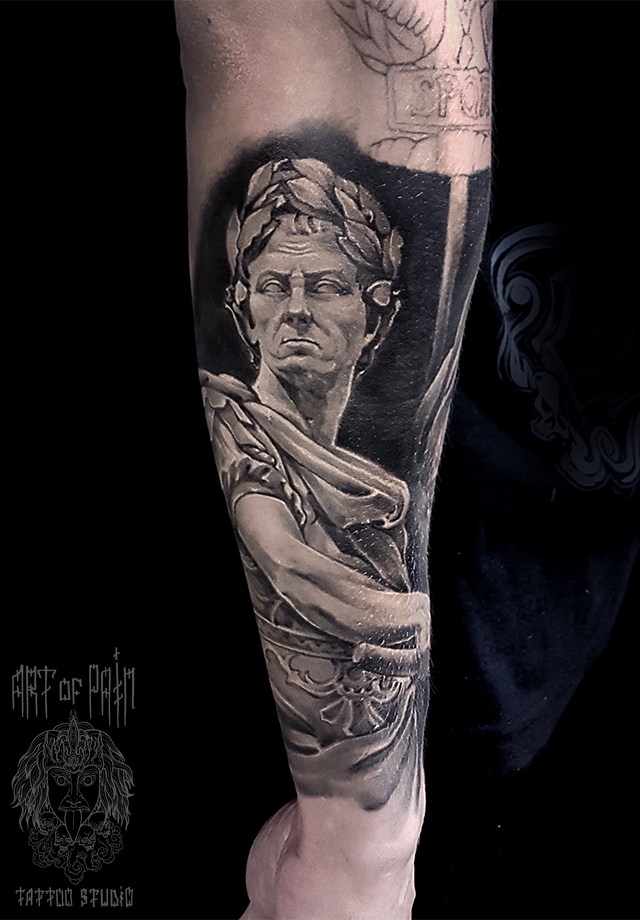 Татуировка мужская black&grey на предплечье статуя Юлия Цезаря – Мастер тату: 