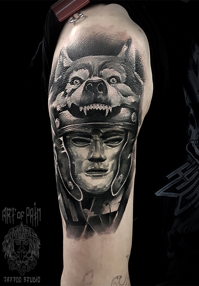 Татуировка мужская black&grey на плече в маске – Мастер тату: 