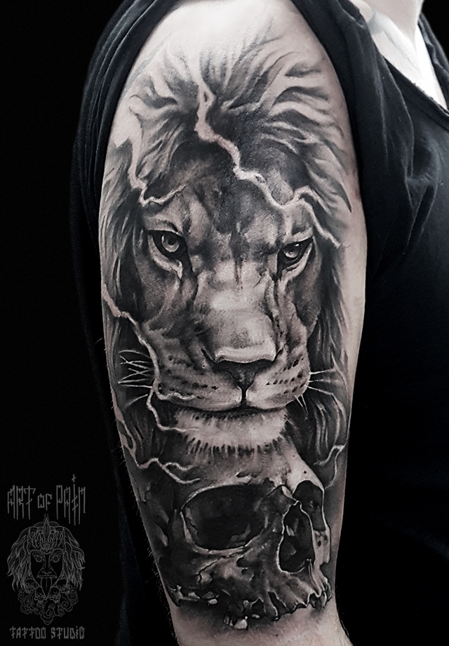 Татуировка мужская black&grey на плече лев и череп – Мастер тату: 