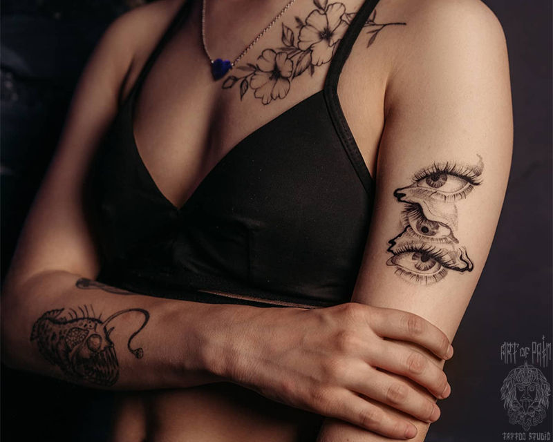 Татуировка женская графика на плече, предплечье и ключице глаза, рыба, цветы – Мастер тату: 