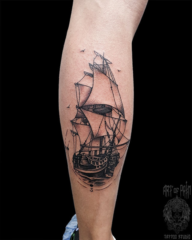 Татуировка мужская графика на голени корабль – Мастер тату: Николай Орф