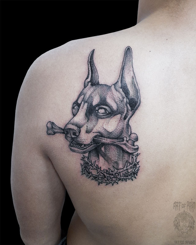 Татуировка мужская графика на лопатке собака – Мастер тату: Николай Орф