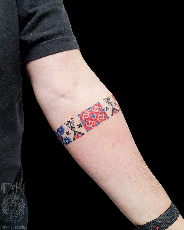 Татуировка мужская орнаментал на предплечье браслет – Мастер тату: Николай Орф