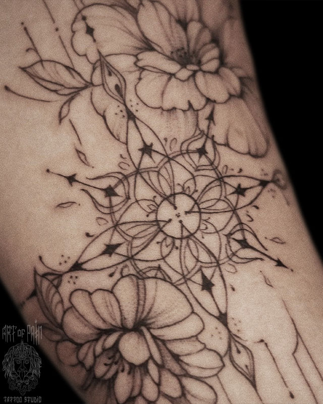 Татуировка женская графика на руке цветы и узор – Мастер тату: 