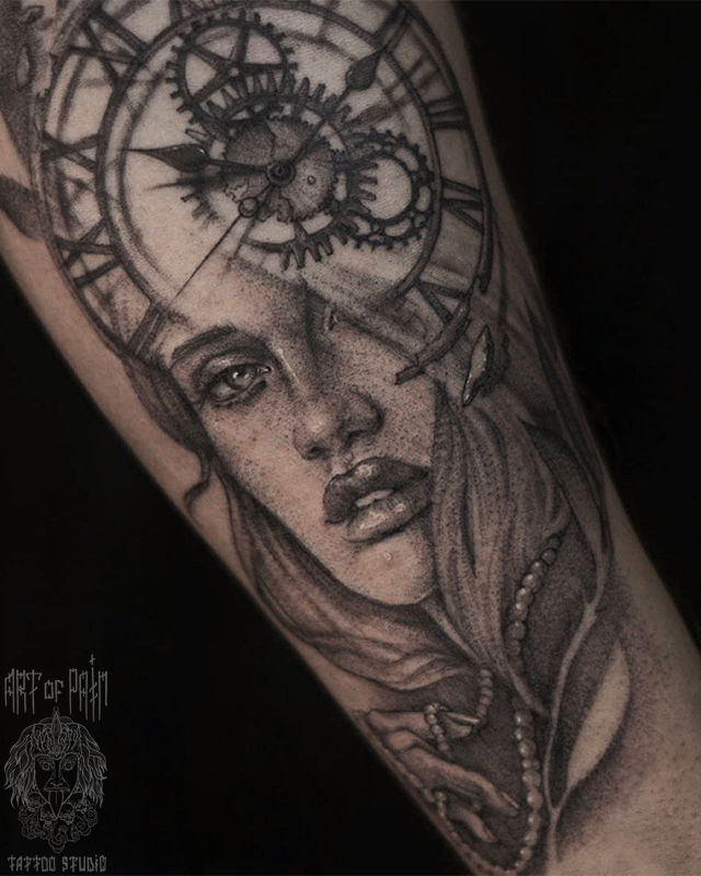 Татуировка женская графика на предплечье девушка и часы – Мастер тату: 