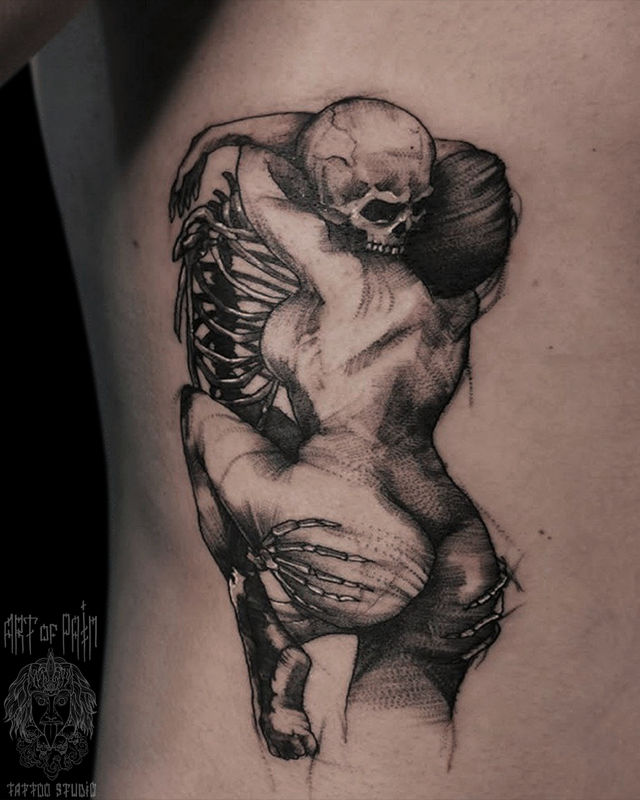 Татуировка мужская графика на боку девушка и скелет – Мастер тату: 