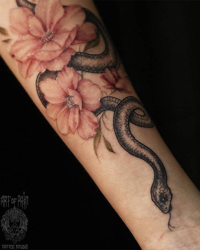 Татуировка женская графика на предплечье змея и цветы яблони – Мастер тату: 