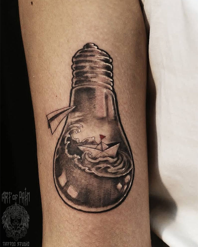 Татуировка женская графика на руке лампочка кораблик – Мастер тату: 
