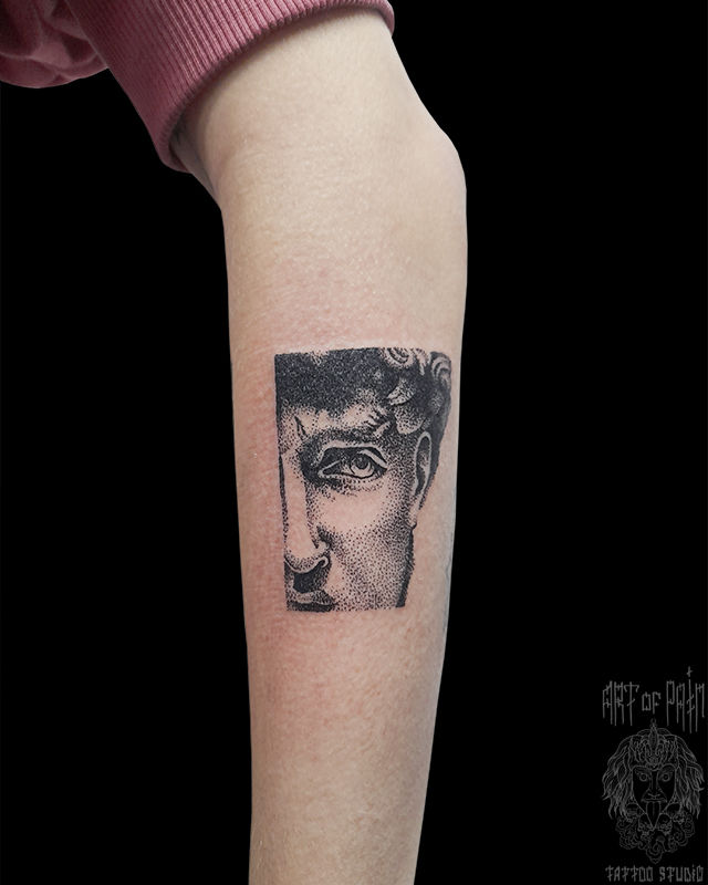 Татуировка женская графика на предплечье Давид портрет – Мастер тату: Николай Орф