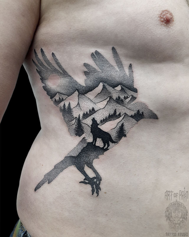 Татуировка мужская графика на боку ворон, волк, пейзаж – Мастер тату: Николай Орф