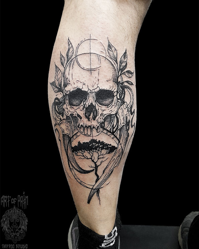 Татуировка мужская графика на голени череп и дерево – Мастер тату: Николай Орф