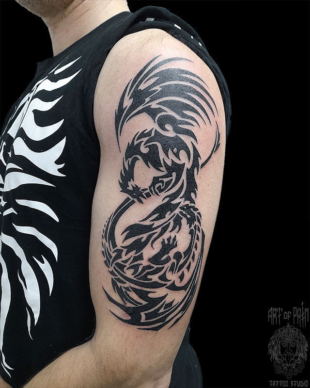 Татуировка мужская графика на плече дракон – Мастер тату: Николай Орф