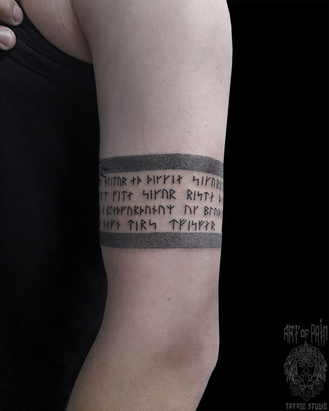 Татуировка мужская графика на руке браслет, надпись – Мастер тату: Николай Орф