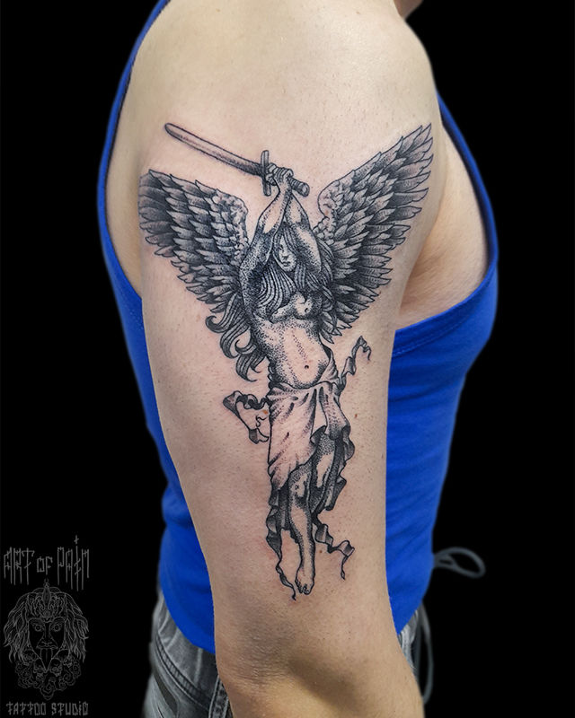 Татуировка мужская графика на плече ангел – Мастер тату: Николай Орф