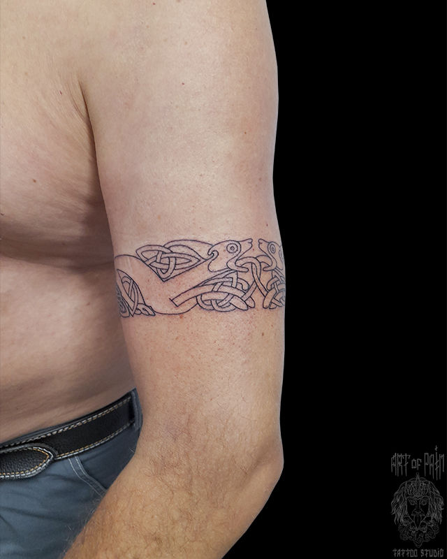 Татуировка мужская графика на плече кельтский узор – Мастер тату: Николай Орф