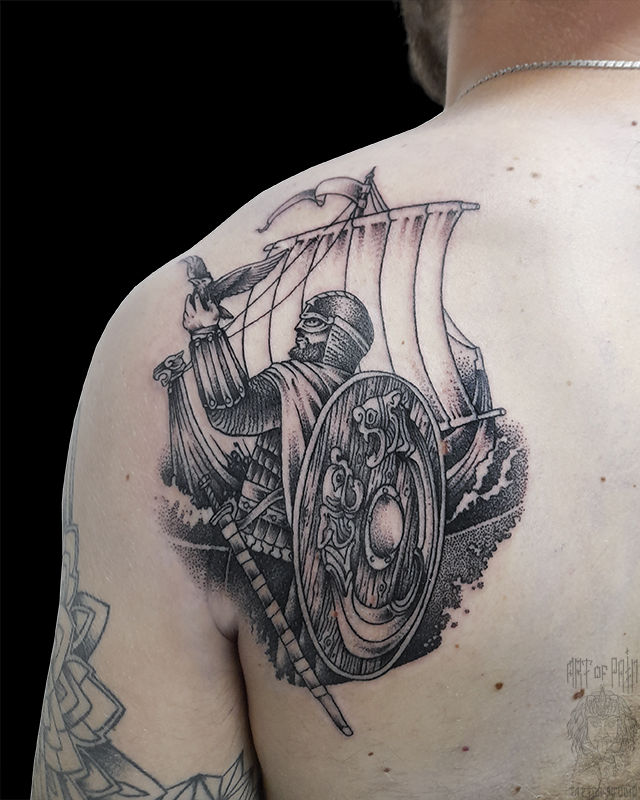 Татуировка мужская графика на лопатке викинг – Мастер тату: Николай Орф