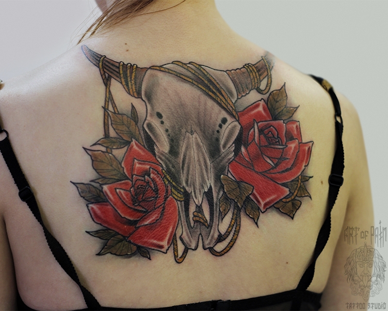Татуировка женская нью-скул на спине череп – Мастер тату: Марк Акулов