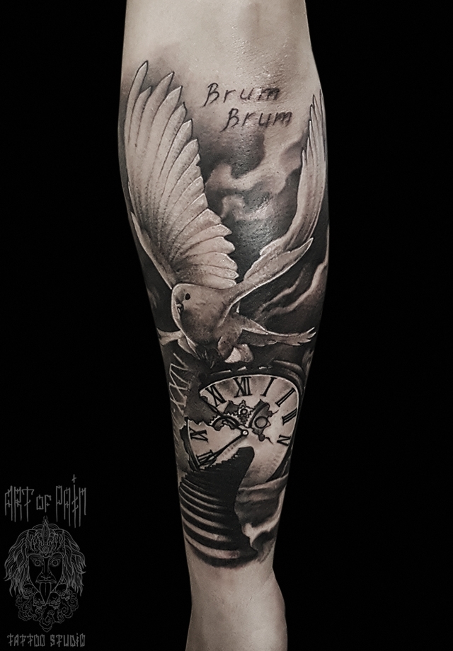 Татуировка мужская black&grey на предплечье голубь часы и лестница – Мастер тату: 