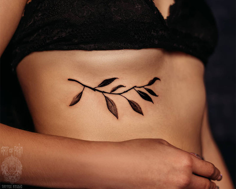 Татуировка женская графика на ребрах растения – Мастер тату: 