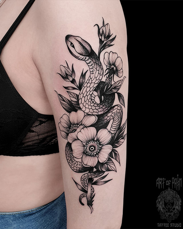 Татуировка женская графика на плече змея и цветы – Мастер тату: 