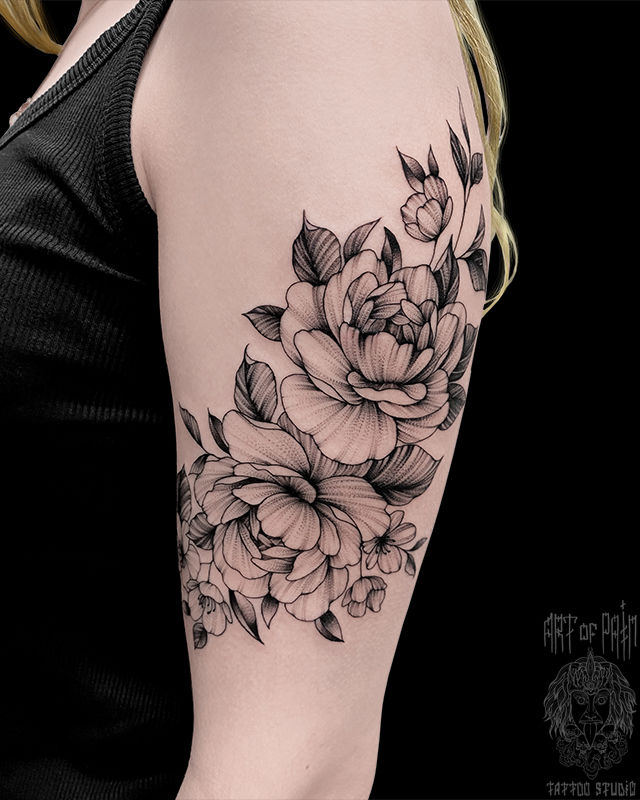 Татуировка женская графика и дотворк на плече цветы – Мастер тату: 