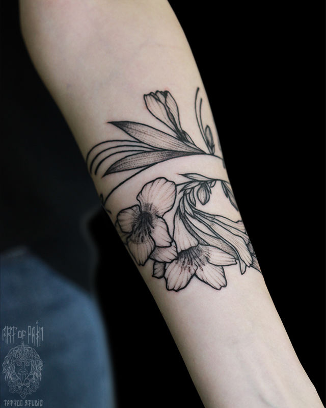 Татуировка женская графика на предплечье полевые цветы и браслет – Мастер тату: Надежда Полякова