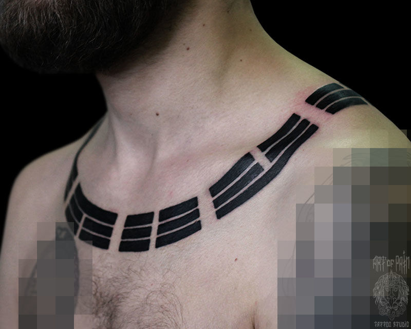 Татуировка мужская графика на груди узор-украшение – Мастер тату: Надежда Полякова