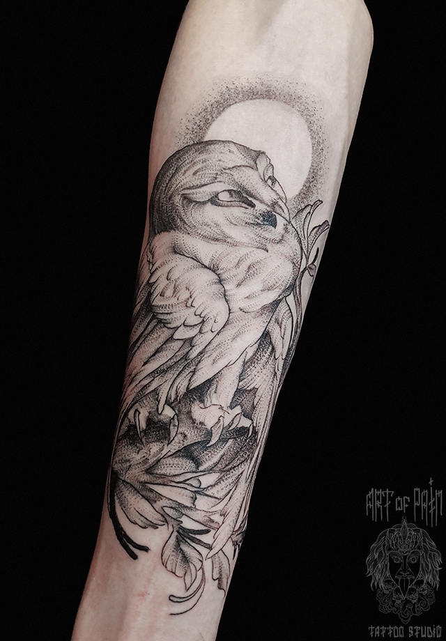Татуировка мужская графика на предплечье сова на ветке и полная луна – Мастер тату: 