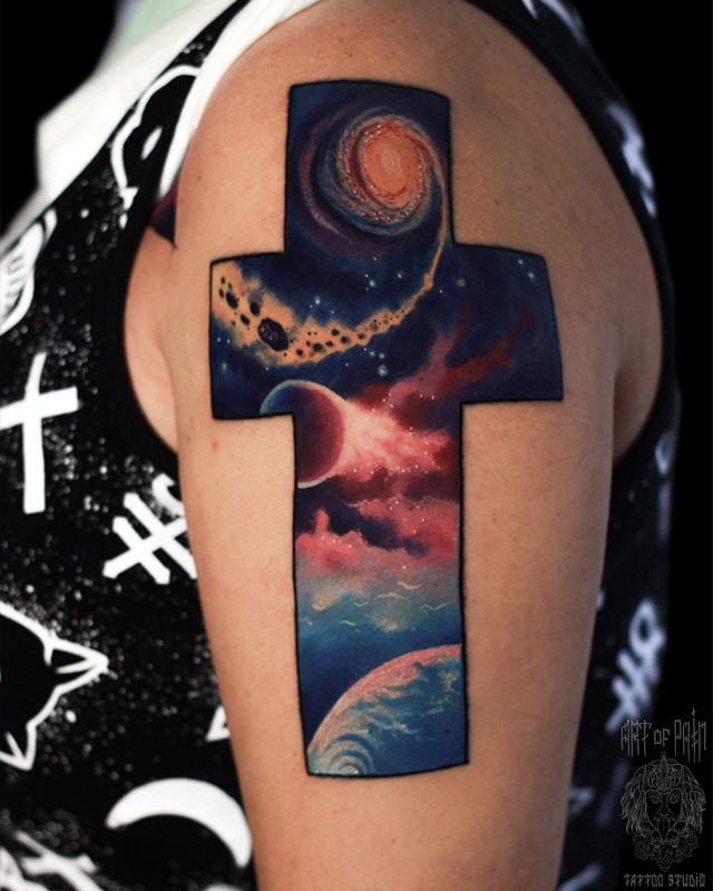Татуировка женская реализм на плече крест, космос – Мастер тату: Александр Pusstattoo