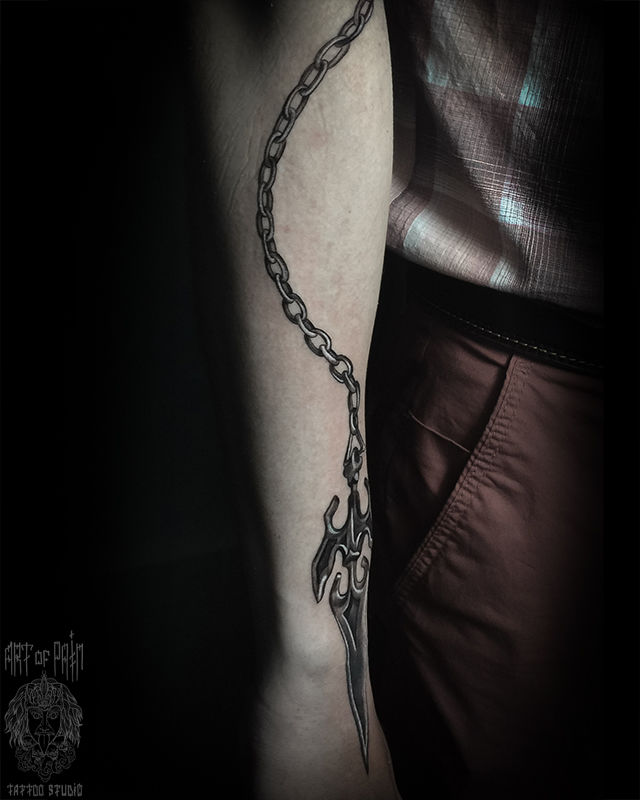 Татуировка мужская графика на руке цепь и кинжал – Мастер тату: Анастасия Юсупова