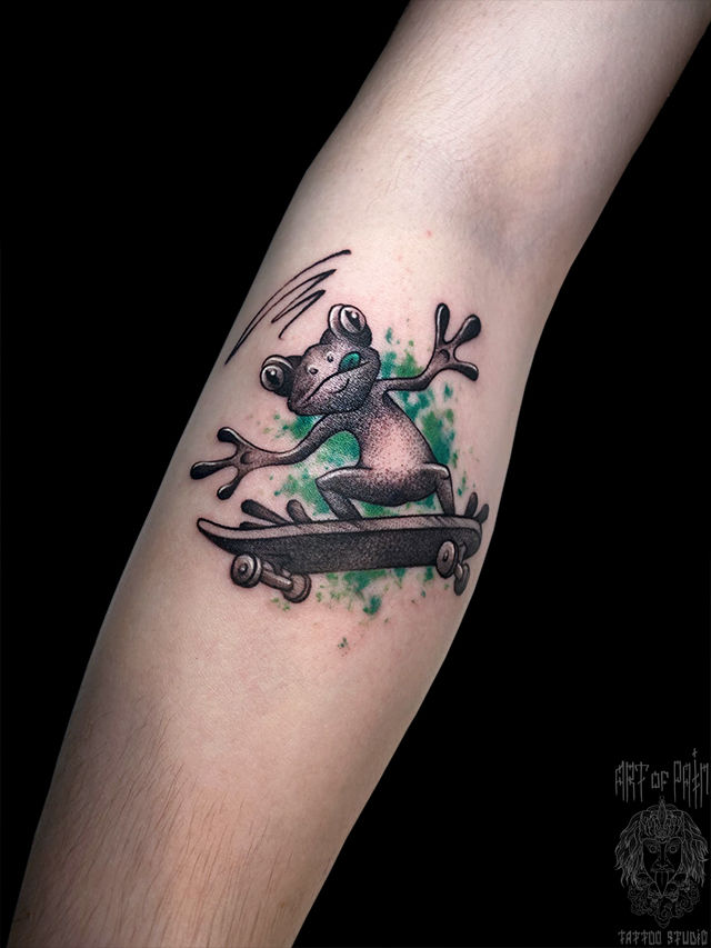 Татуировка женская графика на предплечье лягушка на скейте – Мастер тату: Евгения Шмидт
