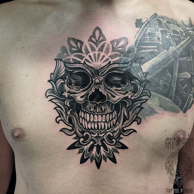 Татуировка мужская графика на груди череп и узор – Мастер тату: Анастасия Юсупова