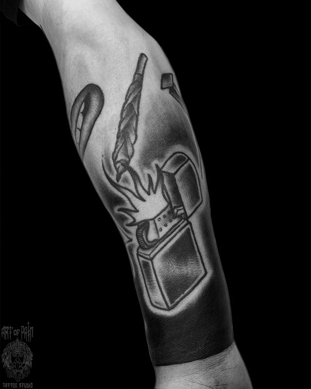Татуировка мужская олд скул на предплечье зажигалка – Мастер тату: Иван Алемасов