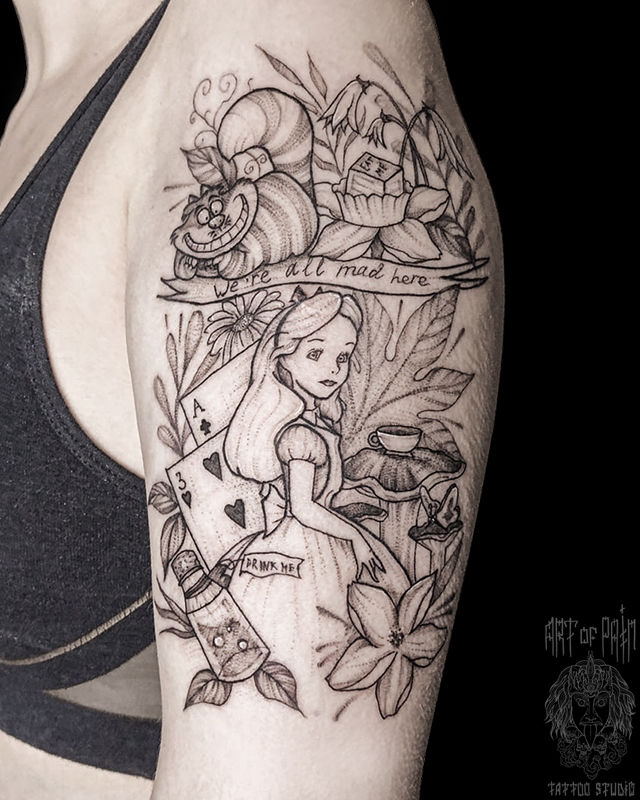 Татуировка женская графика на плече Алиса в стране чудес – Мастер тату: Мария Котова