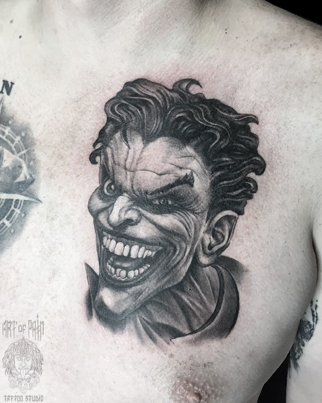 Татуировка мужская хоррор на груди Джокер – Мастер тату: Артур Краковский
